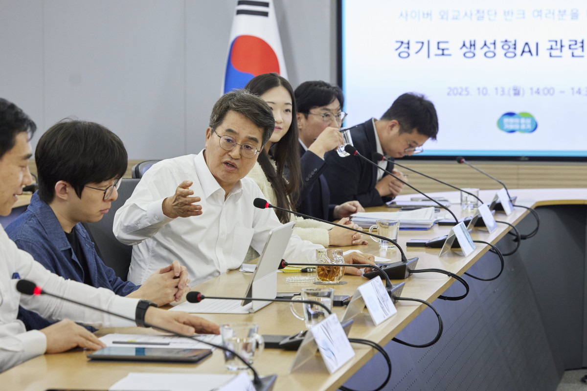 ▲김동연 경기도지사가 13일 경기도청에서 박기태 반크 단장 등과 함께 경기도 관련 생성형 AI 자료 오류 대응 방안을 논의하는 회의에 참석하고 있다. (경기도)