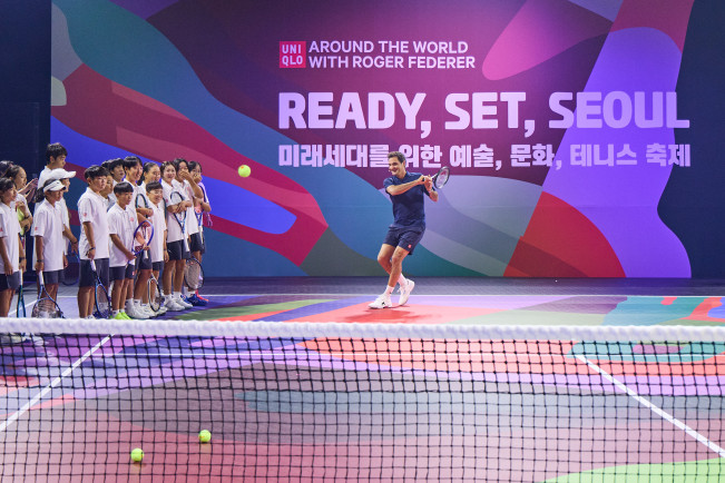 ▲13일 글로벌 패션 브랜드 유니클로(UNIQLO)가 서울에서 진행한 유니클로의 글로벌 이벤트 시리즈 ‘로저 페더러와 함께하는 세계 여행’ 이벤트 중 로저 페더러 선수가 시범을 보이고 있다. (사진제공=유니클로)