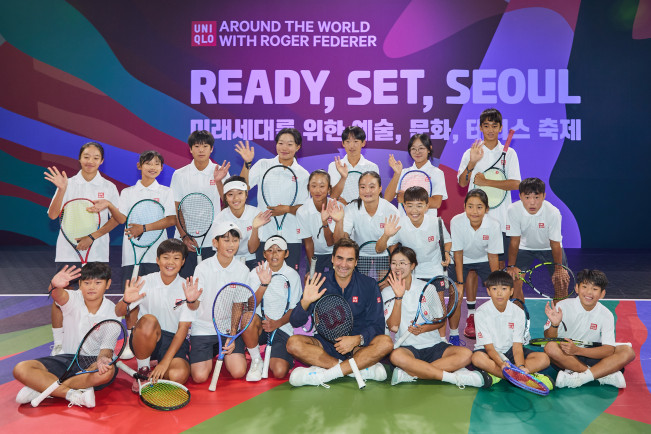 ▲13일 글로벌 패션 브랜드 유니클로(UNIQLO)가 서울에서 진행한 유니클로의 글로벌 이벤트 시리즈 ‘로저 페더러와 함께하는 세계 여행’ 이벤트 중 로저 페더러(가운데) 선수가 우리나라 유소년 선수들과 기념 촬영을 하고 있다. (사진제공=유니클로)