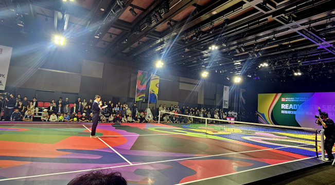 ▲13일 서울 신라호텔에서 진행된 유니클로의 글로벌 이벤트 시리즈 ‘로저 페더러와 함께하는 세계 여행’ 이벤트를 위해 마련된 코트가 보이고 있다. 행사를 위해 설치된 코트는 유니클로 브랜드 최초 ‘아티스트 인 레지던스’로 임명된 세계적인 아티스트 ‘카우스(KAWS)’가 한국의 그래픽 디자이너 용세라와 협업해 디자인한 코트다. (사진=정영인 기자 oin@)