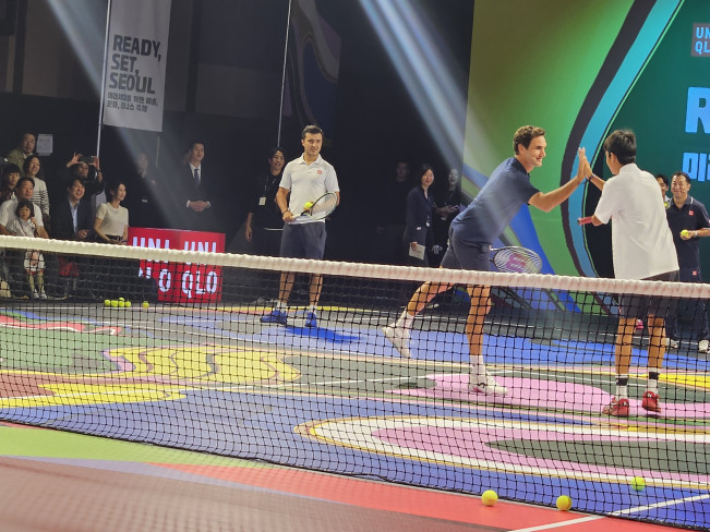 ▲13일 서울 신라호텔에서 진행된 유니클로의 글로벌 이벤트 시리즈 ‘로저 페더러와 함께하는 세계 여행’ 이벤트에서 유소년 선수와 복식 게임 훈련을 하던 로저 페더러가 하이 파이브를 하고 있다. (사진=정영인 기자 oin@)