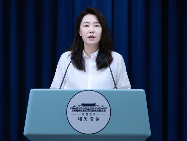 ▲강유정 대변인이 9일 서울 용산 대통령실 청사에서 우리 국민이 탑승한 선박이 이스라엘군에 나포된 상항과 관련 브리핑을 하고 있다. 2025.10.09. (뉴시스)