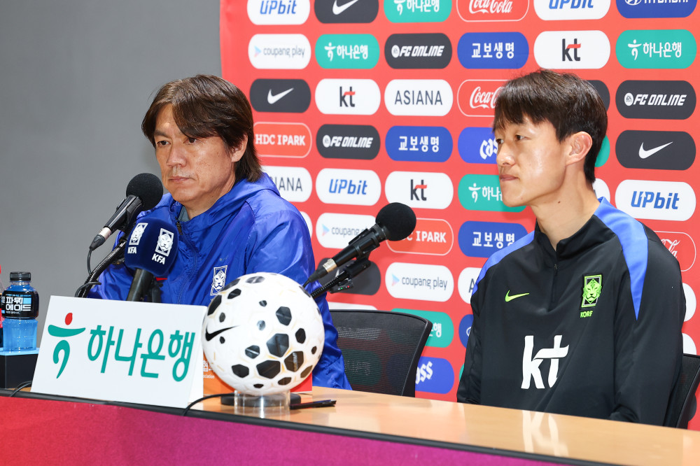 ▲대한민국 축구 국가대표팀 홍명보 감독과 이재성이 파라과이와의 평가전을 하루 앞둔 13일 경기도 고양시 고양종합운동장에서 열린 공식기자회견에 참석하고 있다.  (연합뉴스)