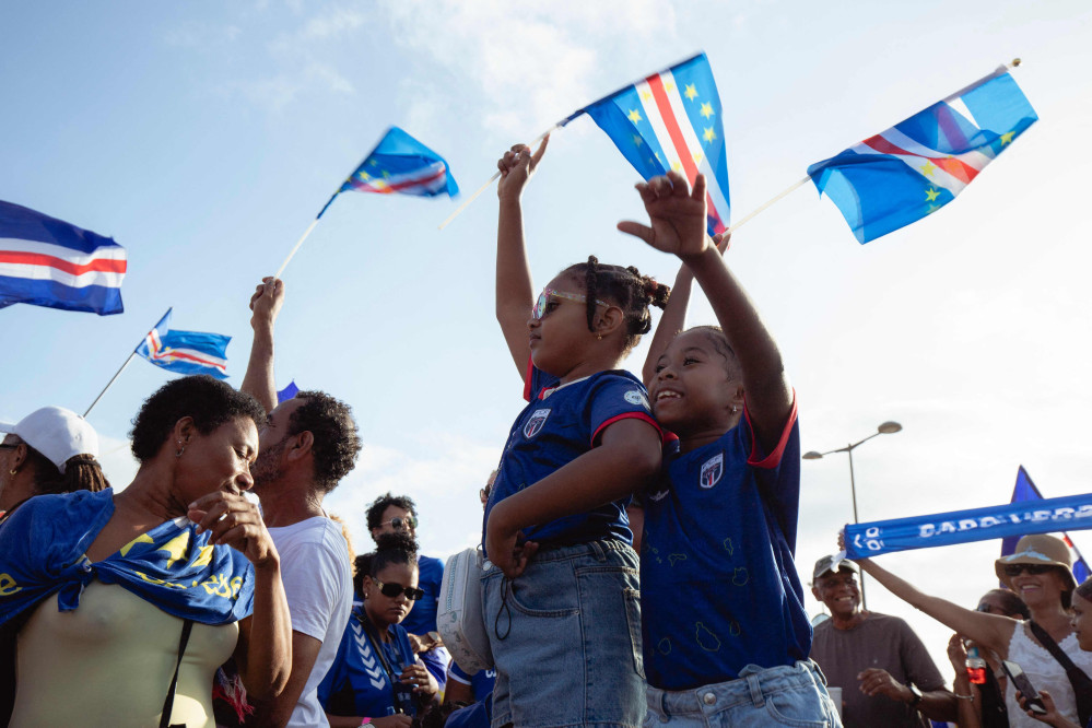 ▲13일(현지시간) 카보베르데 상비센테의 팬존에서 열린 2026년 FIFA 월드컵 아프리카 예선 D조 경기에서 에스와티니를 상대로 승리한 뒤 카보베르데 팬들이 환호하고 있다. (AFP/연합뉴스)