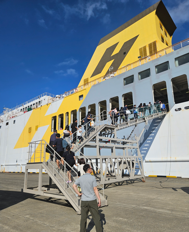 ▲추석 연휴 막바지인 10일 제주항 연안여객선터미널에서 승객들이 탑승하고 있다. (사진제공=한국해양교통안전공단)