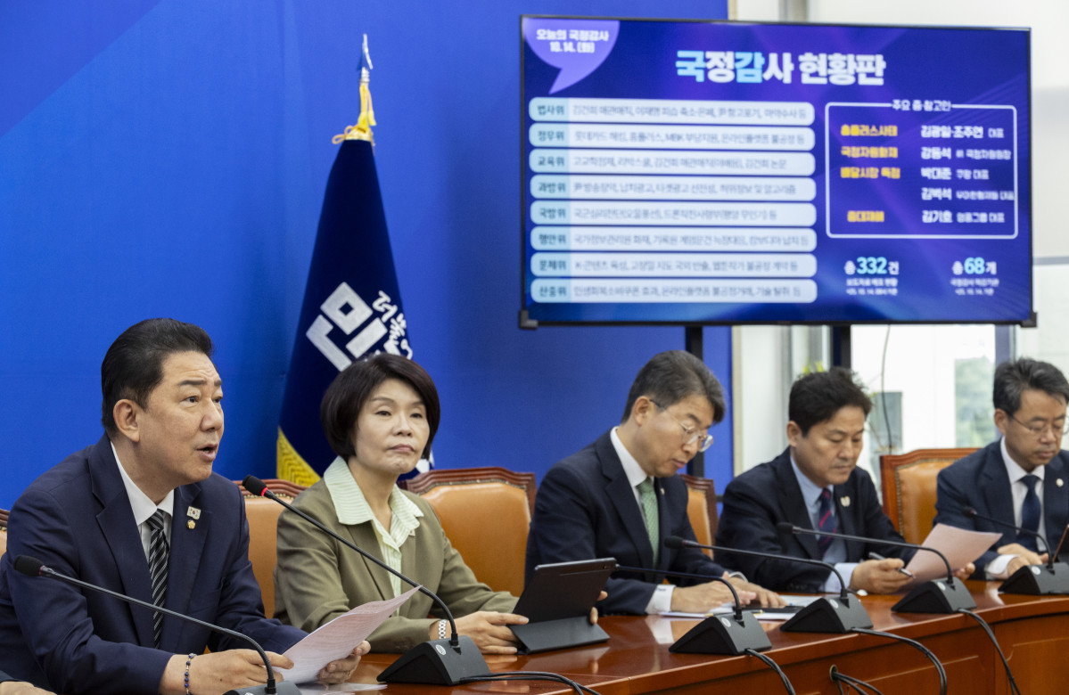 ▲더불어민주당 김병기 원내대표가 14일 국회에서 열린 국정감사 대책회의에서 이날 국감에서 집중할 내용에 대해 설명하고 있다. (사진=연합뉴스)