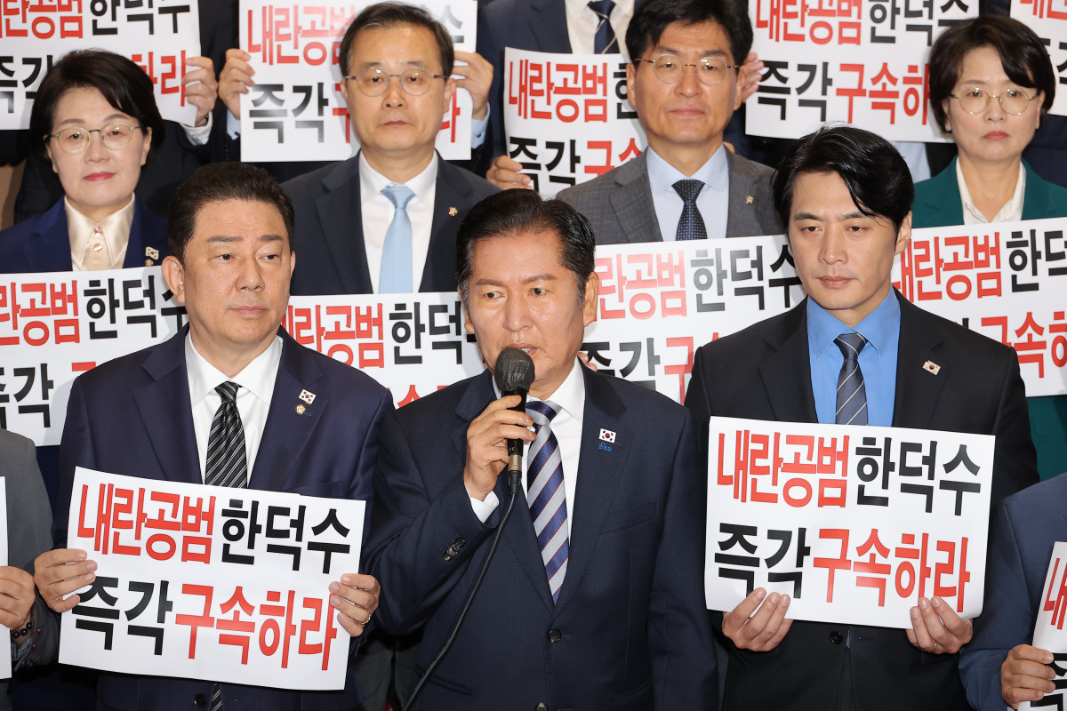 ▲정청래 더불어민주당 대표가 14일 서울 여의도 국회에서 열린 한덕수 전 국무총리 등 12·3 비상계엄' 당시 국무위원들에 대한 내란공모 규탄 기자회견에서 발언하고 있다. (연합뉴스)