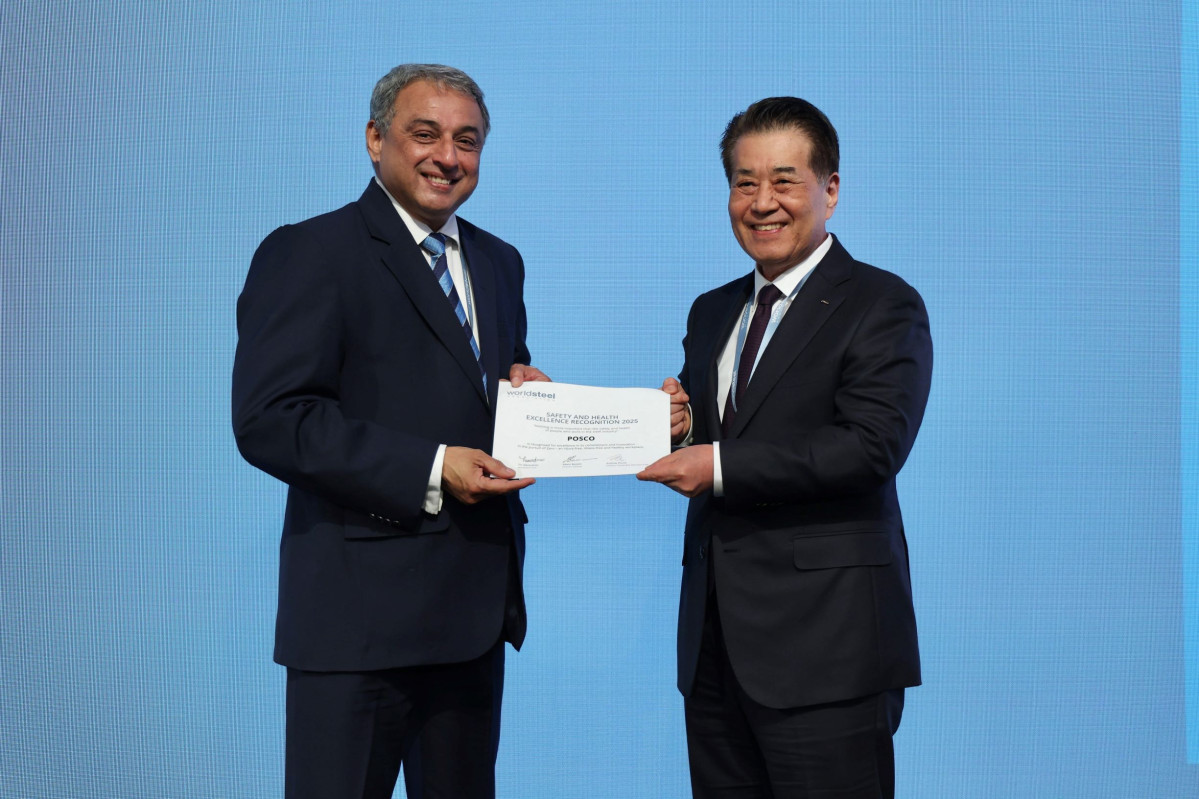 ▲13일(현지시간) 포스코가 세계철강협회 안전보건 우수사례 공모전 공정안전부문 최고상을 수상했다. 사진 오른쪽부터 장인화 포스코그룹 회장, 나렌드란(Narendran) 타타스틸 CEO. (포스코)