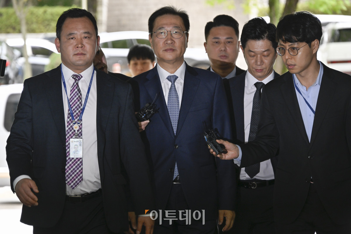 ▲윤석열 전 대통령의 불법 계엄 선포 가담·방조 혐의를 받는 박성재 전 법무부 장관이 14일 서울 서초구 서울중앙지방법원에서 열린 구속 전 피의자 심문(영장실질심사)에 출석하고 있다. 조현호 기자 hyunho@