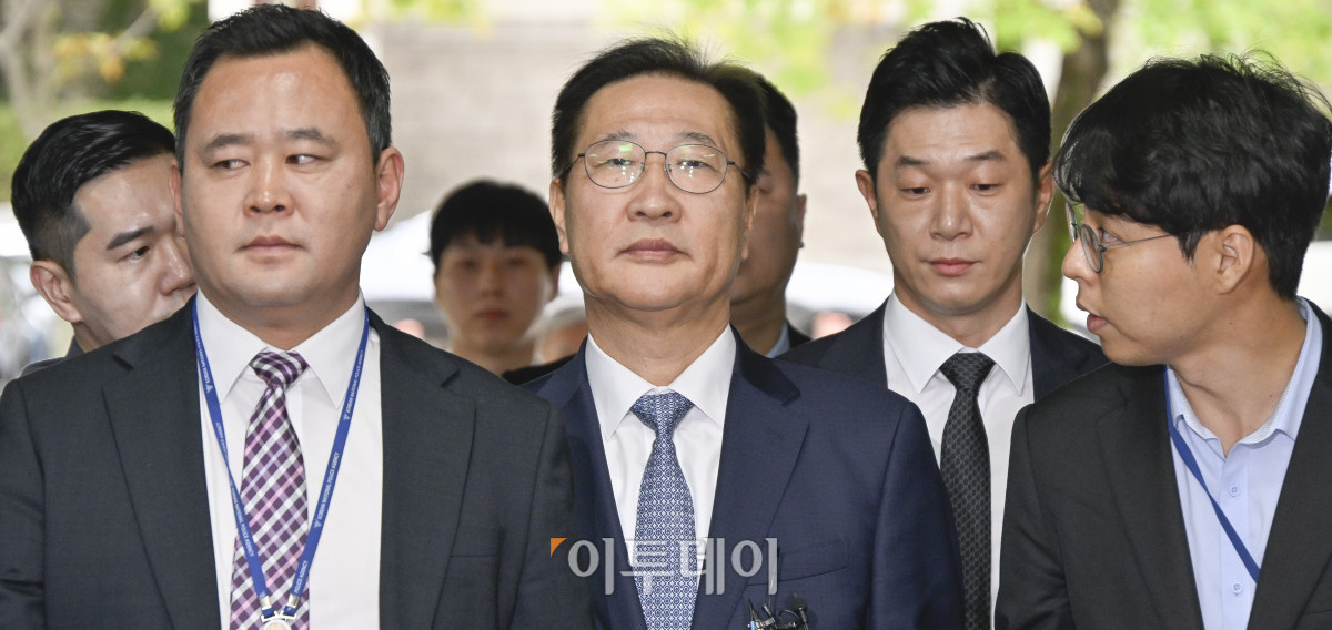 ▲ 윤석열 전 대통령의 불법 계엄 선포 가담·방조 혐의를 받는 박성재 전 법무부 장관이 14일 서울 서초구 서울중앙지방법원에서 열린 구속 전 피의자 심문(영장실질심사)에 출석하고 있다. 조현호 기자 hyunho@