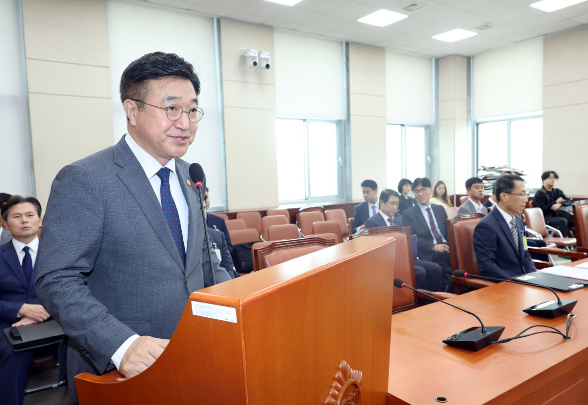 ▲윤호중 행정안전부 장관이 25일 서울 여의도 국회에서 열린 행정안전위원회 전체회의에서 법안 통과 관련 인사말을 하고 있다. (뉴시스)