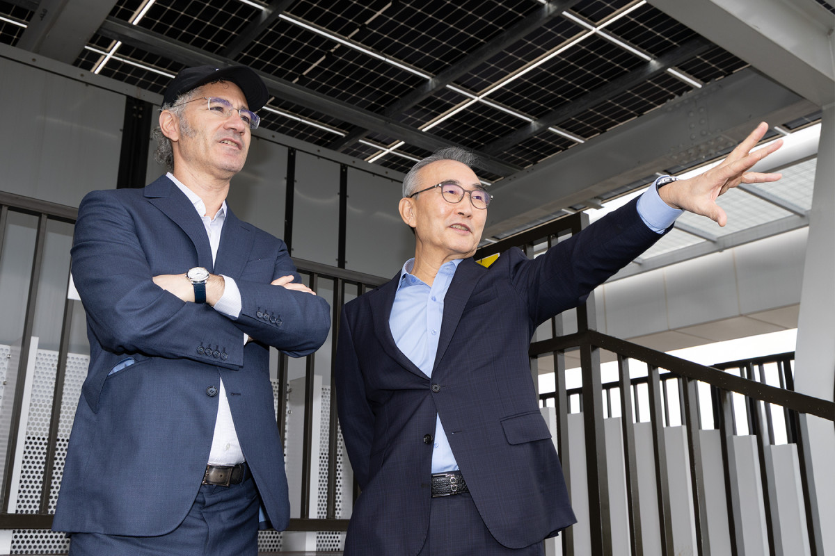 ▲KT 김영섭 대표(오른쪽)와 팔란티어 알렉스 카프 CEO(왼쪽)가 한국에서의 첫 CEO 회동을 진행하고 기념 사진을 촬영하고 있다. (사진제공=KT)