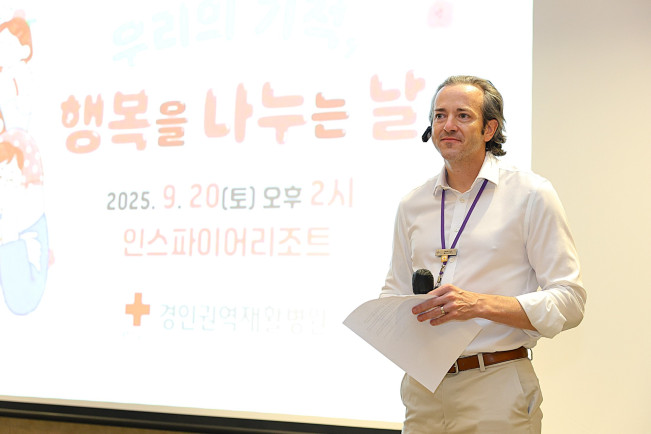 ▲9월 20일 인스파이어에서 열린 경인권역재활병원 환아 가족 초청 행사에서 웨이드 하우크 인스파이어 최고운영책임자(COO)가 인사말을 전하고 있다. (사진제공=인스파이어)