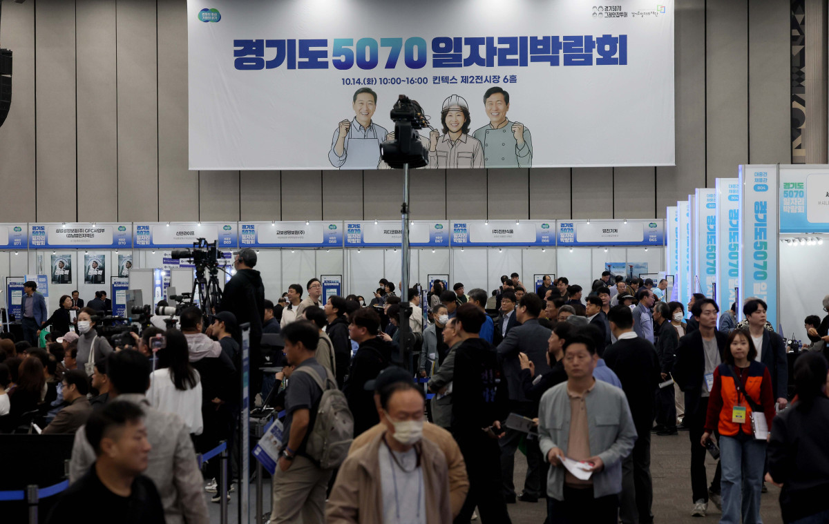 ▲14일 경기 고양시 킨텍스에서 열린 ‘경기도 5070 일자리 박람회’ 행사장이 구직자들로 붐비고 있다. 경기도와 경기도일자리재단이 주최한 이번 박람회엔 채용기업 100여 개사, 유관기관 40개사가 참여, 현장에서 이력서 접수와 면접을 진행했다. 경기 북부권을 중심으로 50~70대 중장년 구직자와 기업을 직접 연결해 재취업 기회를 넓히기 위해 마련됐다. 신태현 기자 holjjak@