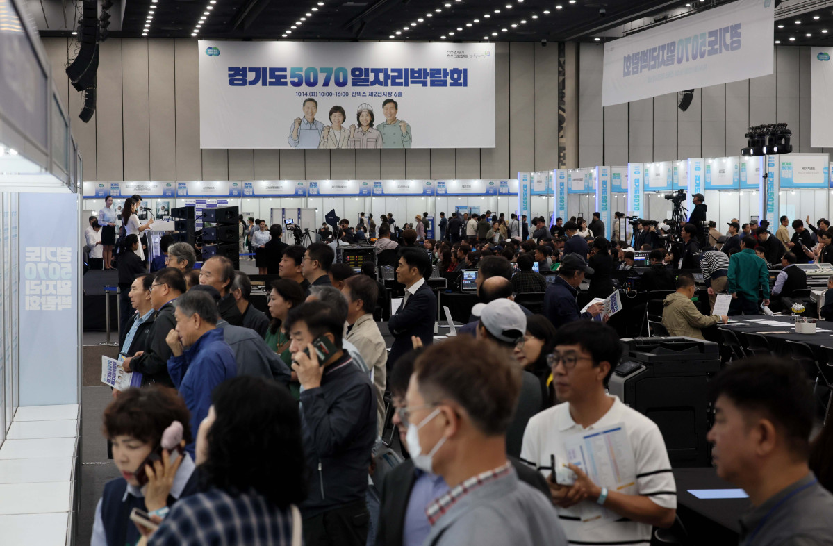 ▲14일 경기 고양시 킨텍스에서 열린 ‘경기도 5070 일자리 박람회’ 행사장이 구직자들로 붐비고 있다. 경기도와 경기도일자리재단이 주최한 이번 박람회엔 채용기업 100여 개사, 유관기관 40개사가 참여, 현장에서 이력서 접수와 면접을 진행했다. 경기 북부권을 중심으로 50~70대 중장년 구직자와 기업을 직접 연결해 재취업 기회를 넓히기 위해 마련됐다. 신태현 기자 holjjak@