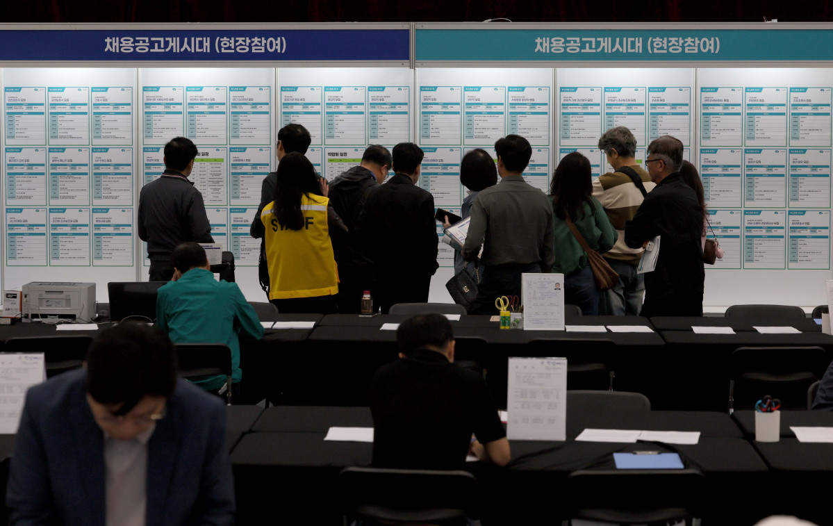 ▲14일 경기 고양시 킨텍스에서 열린 ‘경기도 5070 일자리 박람회’에서 구직자들이 채용공고게시대를 살펴보고 있다. 경기도와 경기도일자리재단이 주최한 이번 박람회엔 채용기업 100여 개사, 유관기관 40개사가 참여, 현장에서 이력서 접수와 면접을 진행했다. 경기 북부권을 중심으로 50~70대 중장년 구직자와 기업을 직접 연결해 재취업 기회를 넓히기 위해 마련됐다. 신태현 기자 holjjak@