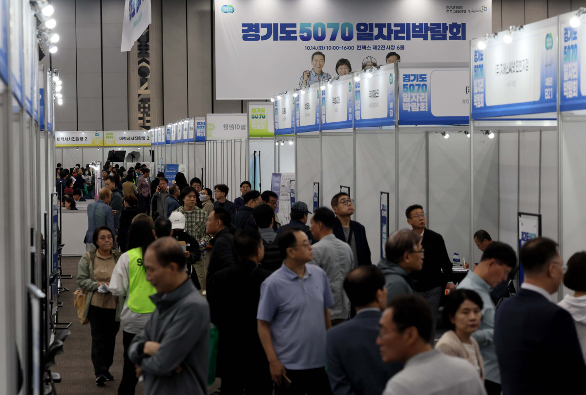 ▲14일 경기 고양시 킨텍스에서 열린 ‘경기도 5070 일자리 박람회’ 행사장이 구직자들로 붐비고 있다. 경기도와 경기도일자리재단이 주최한 이번 박람회엔 채용기업 100여 개사, 유관기관 40개사가 참여, 현장에서 이력서 접수와 면접을 진행했다. 경기 북부권을 중심으로 50~70대 중장년 구직자와 기업을 직접 연결해 재취업 기회를 넓히기 위해 마련됐다. 신태현 기자 holjjak@