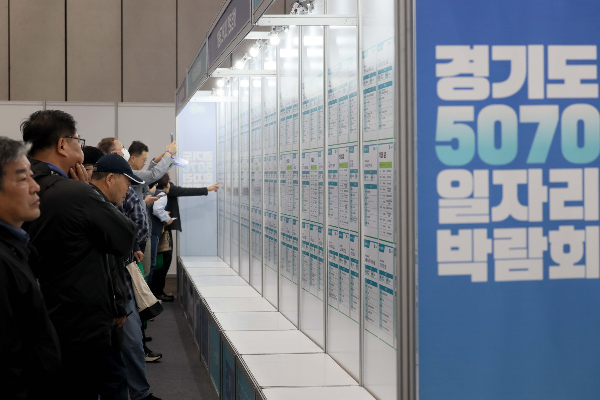 ▲14일 경기 고양시 킨텍스에서 열린 ‘경기도 5070 일자리 박람회’에서 구직자들이 채용공고게시대를 살펴보고 있다. 경기도와 경기도일자리재단이 주최한 이번 박람회엔 채용기업 100여 개사, 유관기관 40개사가 참여, 현장에서 이력서 접수와 면접을 진행했다. 경기 북부권을 중심으로 50~70대 중장년 구직자와 기업을 직접 연결해 재취업 기회를 넓히기 위해 마련됐다. 신태현 기자 holjjak@