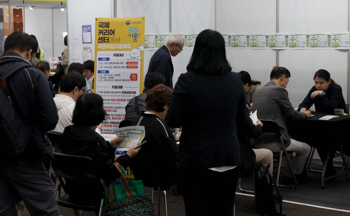 ▲14일 경기 고양시 킨텍스에서 열린 ‘경기도 5070 일자리 박람회’에서 구직자들이 취업상담을 하고 있다. 경기도와 경기도일자리재단이 주최한 이번 박람회엔 채용기업 100여 개사, 유관기관 40개사가 참여, 현장에서 이력서 접수와 면접을 진행했다. 경기 북부권을 중심으로 50~70대 중장년 구직자와 기업을 직접 연결해 재취업 기회를 넓히기 위해 마련됐다. 신태현 기자 holjjak@