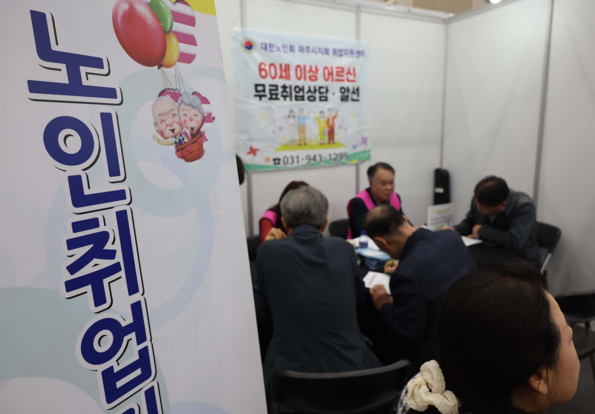 ▲14일 경기 고양시 킨텍스에서 열린 ‘경기도 5070 일자리 박람회’에서 구직자들이 취업상담을 하고 있다. 경기도와 경기도일자리재단이 주최한 이번 박람회엔 채용기업 100여 개사, 유관기관 40개사가 참여, 현장에서 이력서 접수와 면접을 진행했다. 경기 북부권을 중심으로 50~70대 중장년 구직자와 기업을 직접 연결해 재취업 기회를 넓히기 위해 마련됐다. 신태현 기자 holjjak@