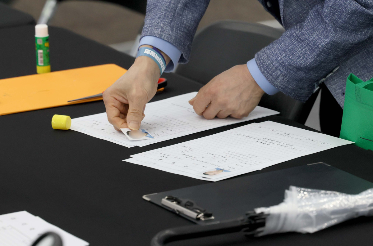 ▲14일 경기 고양시 킨텍스에서 열린 ‘경기도 5070 일자리 박람회’에서 구직자들이 이력서를 작성하고 있다. 경기도와 경기도일자리재단이 주최한 이번 박람회엔 채용기업 100여 개사, 유관기관 40개사가 참여, 현장에서 이력서 접수와 면접을 진행했다. 경기 북부권을 중심으로 50~70대 중장년 구직자와 기업을 직접 연결해 재취업 기회를 넓히기 위해 마련됐다. 신태현 기자 holjjak@