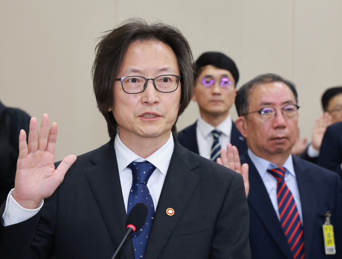 ▲14일 서울 여의도 국회에서 열린 공정거래위원회, 개인정보보호위원회 등에 대한 정무위원회 국정감사에서 주병기 공정거래위원장이 선서하고 있다. (연합뉴스)