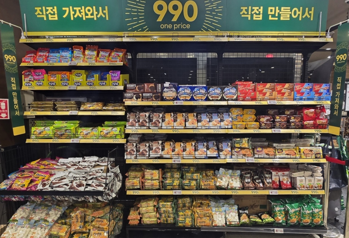 ▲NC강서점 990원 제과 존 (사진제공=이랜드리테일)