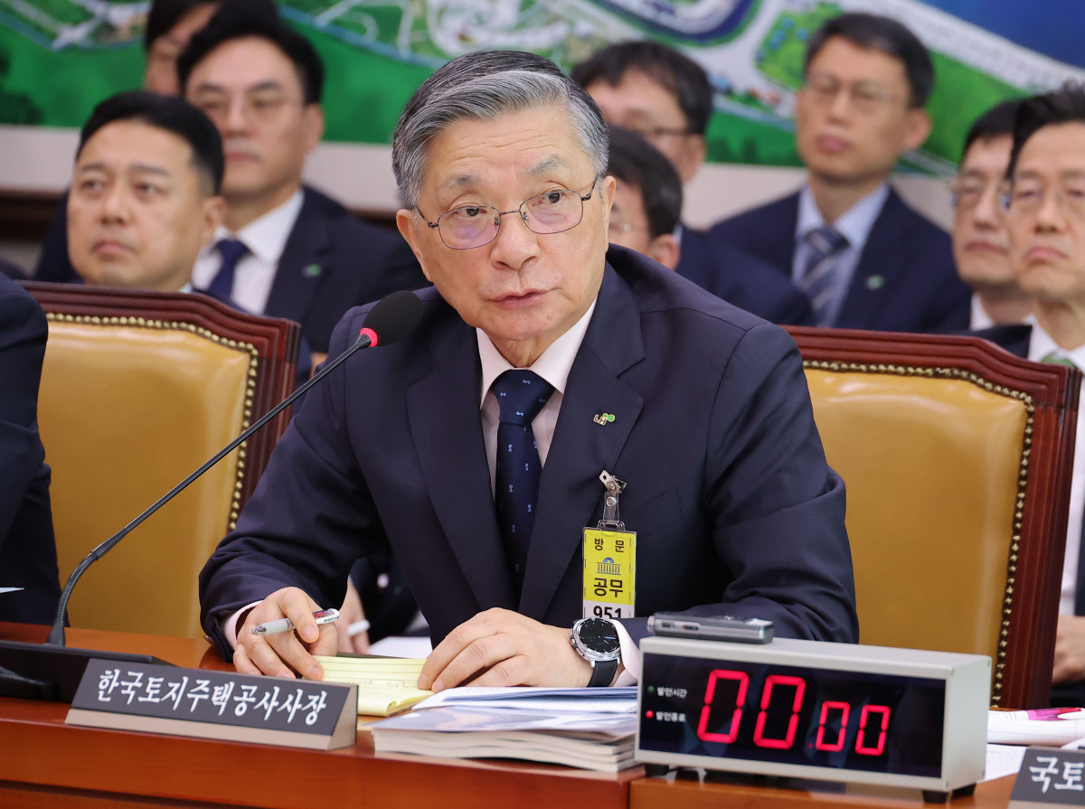 ▲이한준 한국토지주택공사 사장이 14일 서울 여의도 국회에서 열린 국토교통위원회 국정감사에서 의원 질의에 답변하고 있다. (사진제공=연합뉴스)