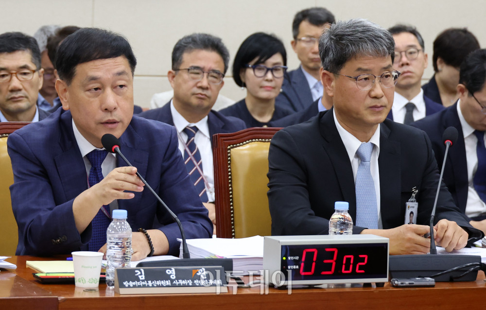 ▲반상권(오른쪽) 방송미디어통신위원회 위원장 직무대리와 김영관 사무처장 전담직무대리가 14일 서울 여의도 국회에서 열린 과학기술정보방송통신위원회에서 의원 질의에 답하고 있다. 고이란 기자 photoeran@