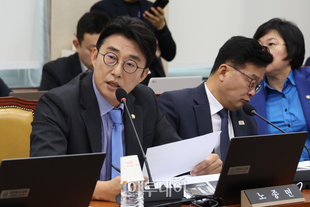 ▲노종면 더불어민주당 의원이 14일 서울 여의도 국회에서 열린 과학기술정보방송통신위원회 국정감사에서 녹취 파일을 공개하고 있다. 노 의원은 윤석열 정부 시절 유진그룹의 YTN 지분 인수 과정과 관련해 “공공언론사가 유진이라는 사기업에 매각된 것은 김건희 씨가 허위 이력 보도로 대국민 사과를 하게 되자, 이에 대한 복수심에서 비롯된 것”이라고 주장했다. 고이란 기자 photoeran@