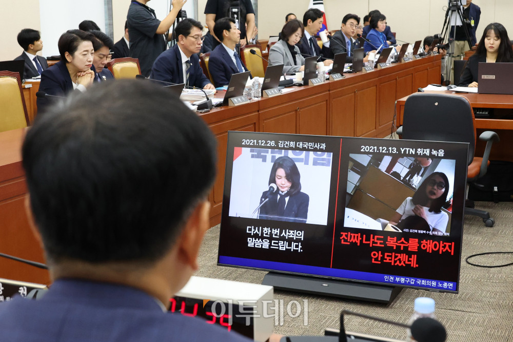 ▲노종면 더불어민주당 의원이 14일 서울 여의도 국회에서 열린 과학기술정보방송통신위원회 국정감사에서 녹취 파일을 공개하고 있다. 노 의원은 윤석열 정부 시절 유진그룹의 YTN 지분 인수 과정과 관련해 “공공언론사가 유진이라는 사기업에 매각된 것은 김건희 씨가 허위 이력 보도로 대국민 사과를 하게 되자, 이에 대한 복수심에서 비롯된 것”이라고 주장했다. 고이란 기자 photoeran@