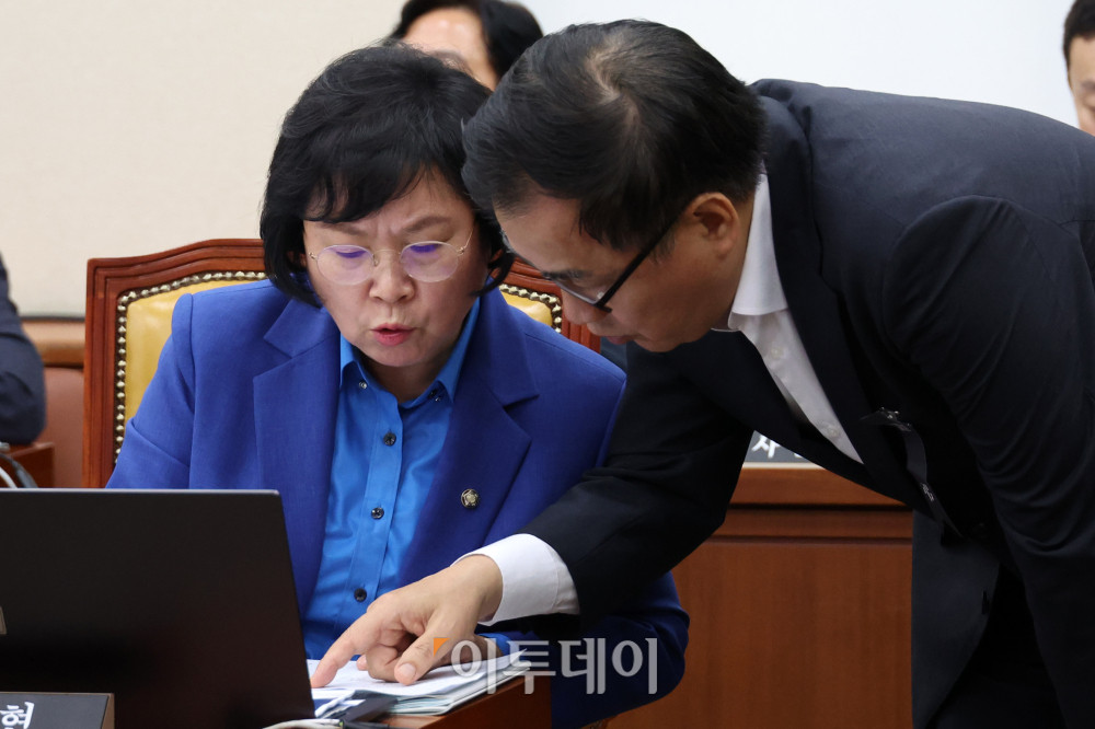 ▲14일 서울 여의도 국회에서 열린 과학기술정보방송통신위원회 국정감사에서 여당 간사인 김현(왼쪽) 더불어민주당 의원과 야당 간사인 최형두 국민의흼 의원이 대화하고 있다. 고이란 기자 photoeran@