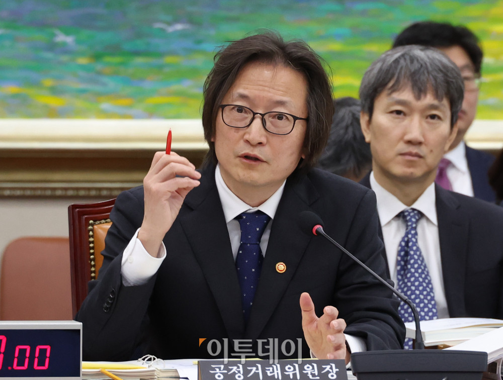 ▲주병기 공정거래위원장이 14일 서울 여의도 국회에서 열린 정무위원회 국정감사에서 의원 질의에 답하고 있다. 고이란 기자 photoeran@