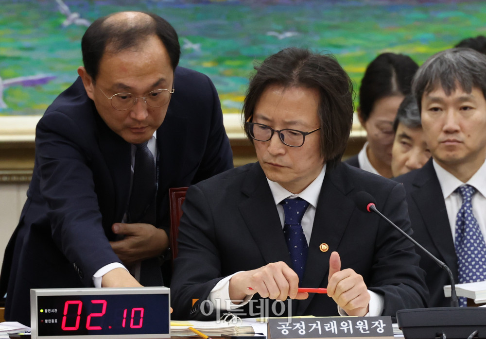 ▲주병기 공정거래위원장이 14일 서울 여의도 국회에서 열린 정무위원회 국정감사에서 자료를 살펴보고 있다. 고이란 기자 photoeran@