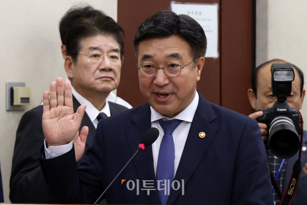 ▲윤호중 행정안전부 장관이 14일 서울 여의도 국회에서 열린 행정안전위원회 국정감사에서 증인선서를 하고 있다. 고이란 기자 photoeran@