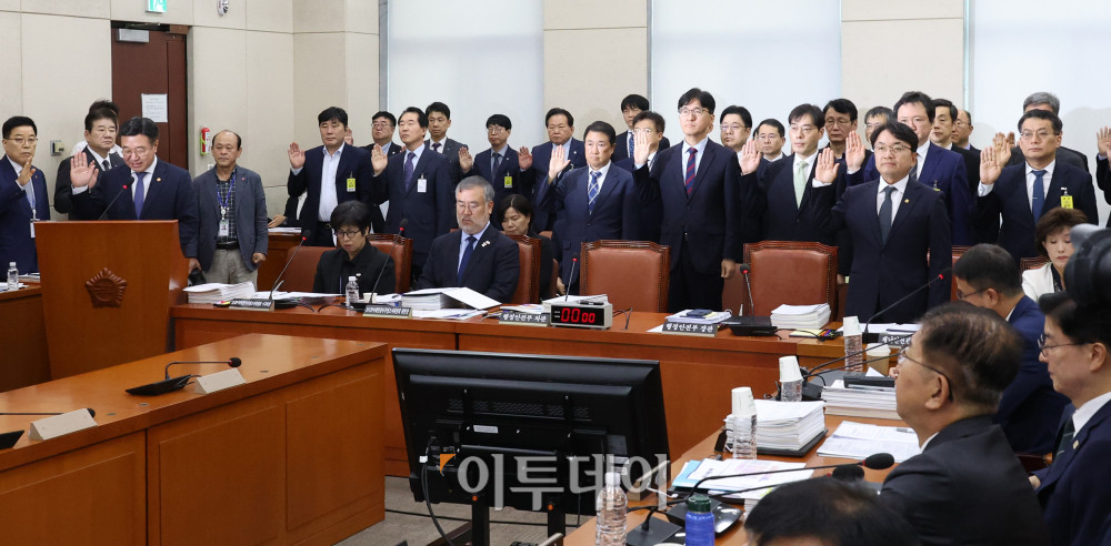 ▲윤호중 행정안전부 장관이 14일 서울 여의도 국회에서 열린 행정안전위원회 국정감사에서 증인선서를 하고 있다. 고이란 기자 photoeran@