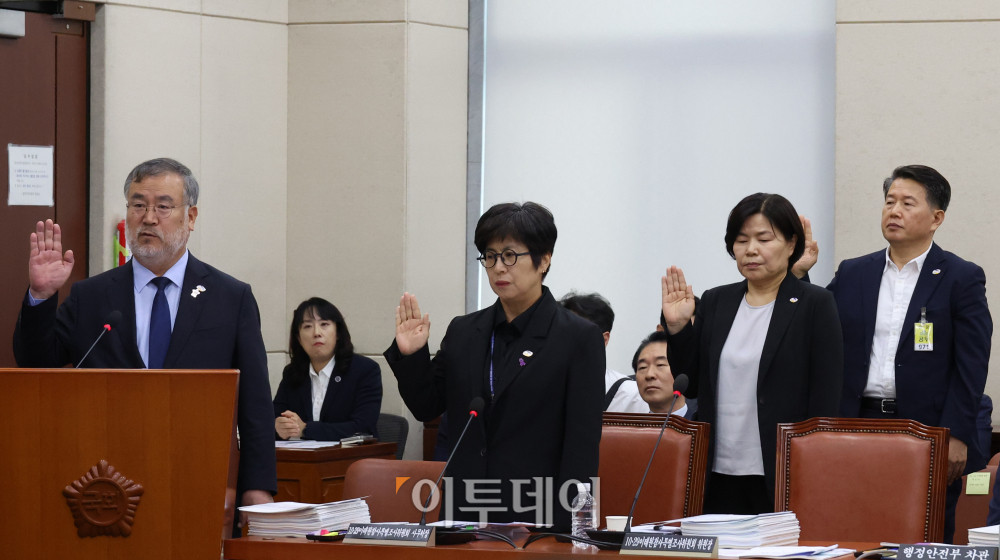 ▲송기춘 10·29이태원참사 특별조사위원회 위원장이 14일 서울 여의도 국회에서 열린 행정안전위원회 국정감사에서 증인선서를 하고 있다. 고이란 기자 photoeran@