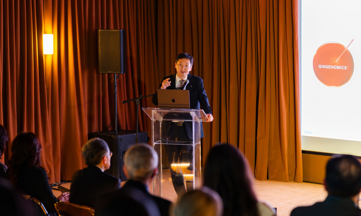 ▲아모레퍼시픽 제2회 NBRI 심포지엄에서 박원석 아모레퍼시픽 R&I센터 소장이 연구에 대해 발표하고 있다. (사진제공=아모레퍼시픽)