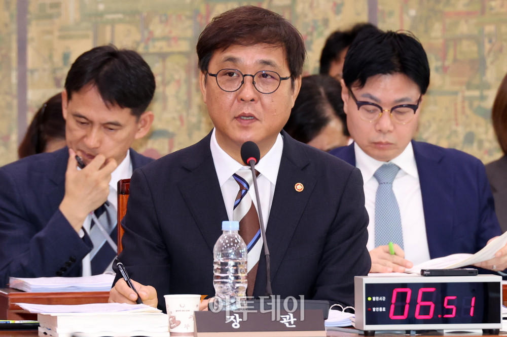 ▲최휘영 문화체육관광부 장관이 14일 서울 여의도 국회에서 열린 문화체육관광위원회 국정감사에서 의원 질의에 답하고 있다. 고이란 기자 photoeran@