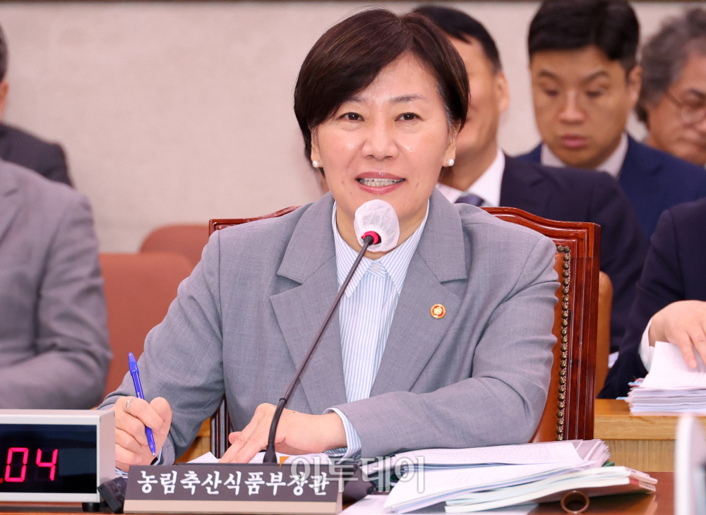 ▲송미령 농림축산식품부 장관이 14일 서울 여의도 국회에서 열린 농림축산식품해양수산위원회 국정감사에서 의원 질의에 답하고 있다. 고이란 기자 photoeran@