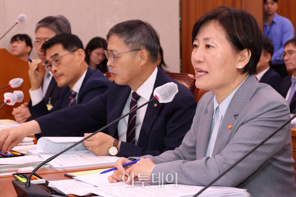 ▲송미령 농림축산식품부 장관이 14일 서울 여의도 국회에서 열린 농림축산식품해양수산위원회 국정감사에서 의원 질의에 답하고 있다. 고이란 기자 photoeran@