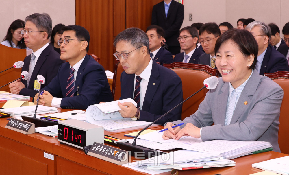 ▲송미령 농림축산식품부 장관이 14일 서울 여의도 국회에서 열린 농림축산식품해양수산위원회 국정감사에서 의원 질의에 답하고 있다. 고이란 기자 photoeran@