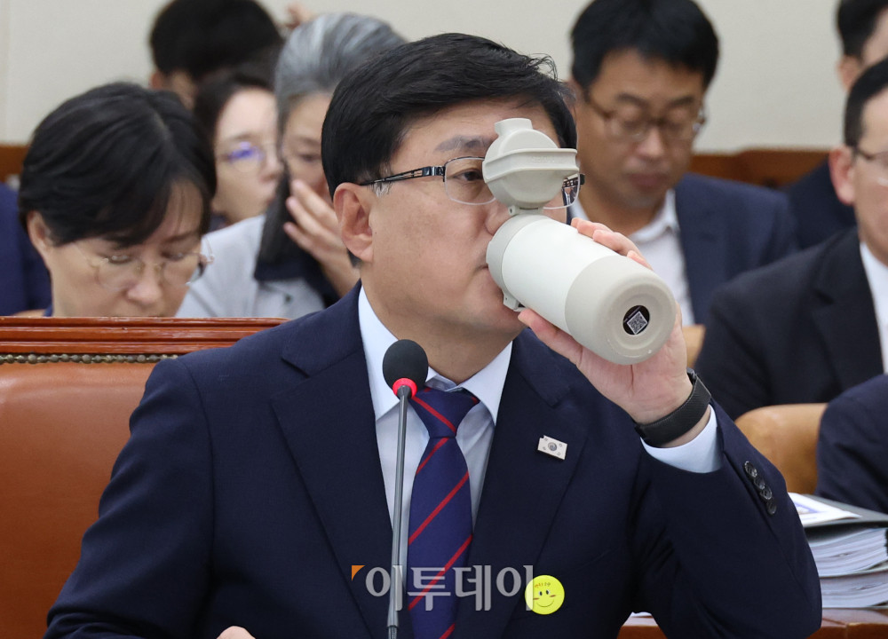 ▲김성환 기후에너지환경부 장관이 14일 서울 여의도 국회에서 열린 기후에너지환경노동위원회 국정감사에서 물을 마시고 있다. 고이란 기자 photoeran@