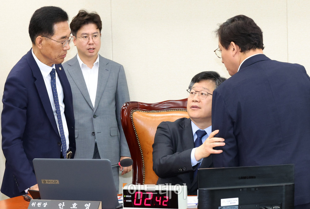 ▲14일 서울 여의도 국회에서 열린 기후에너지환경노동위원회 국정감사에서 안호영(왼쪽 세번째) 위원장이 여당 간사인 김주영(왼쪽) 더불어민주당 의원, 야당 간사인 김형동 국민의힘 의원과 대화하고 있다. 고이란 기자 photoeran@