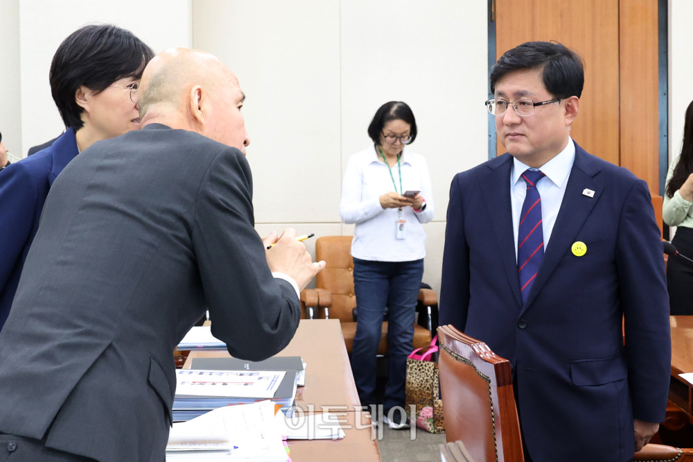 ▲김성환 기후에너지환경부 장관이 14일 서울 여의도 국회에서 열린 기후에너지환경노동위원회 국정감사가 정회되자 관계자와 대화하고 있다. 고이란 기자 photoeran@