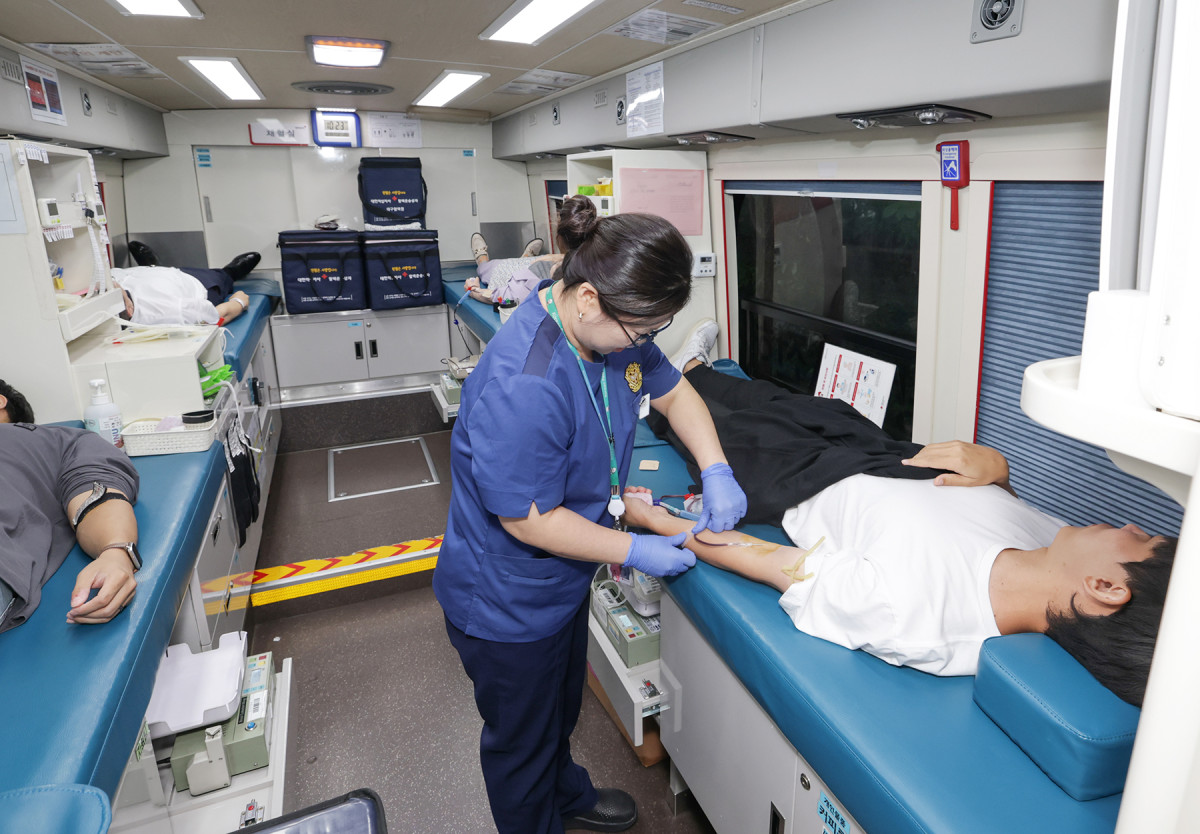 ▲iM뱅크 직원이 대한적십자사 대구경북혈액원과 함께하는 헌혈행사에 참여하고 있다. (사진제공=iM뱅크)