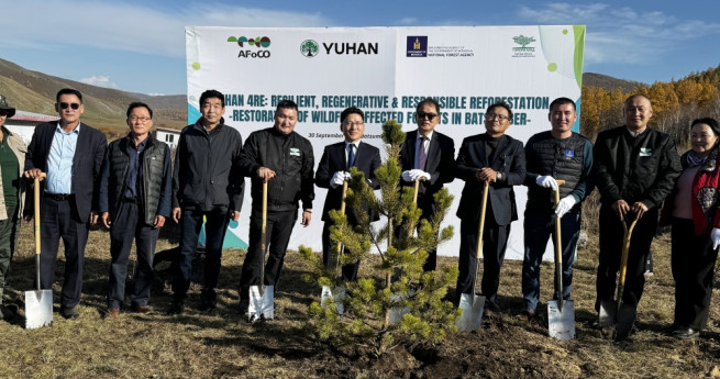 ▲(왼쪽 세 번째부터) 강호덕 산림청 사막화방지연구사업단장, 바트후 몽골 대통령 자문위원, 문흐바트 대통령 비상임 고문, 여섯번째부터 박종호 AFoCO 사무총장, 유한양행조민철 상무, 오윤사나 몽골산림청장, 볼드바타르 빌리언트리스 NGO 대표. (사진제공=유한양행)