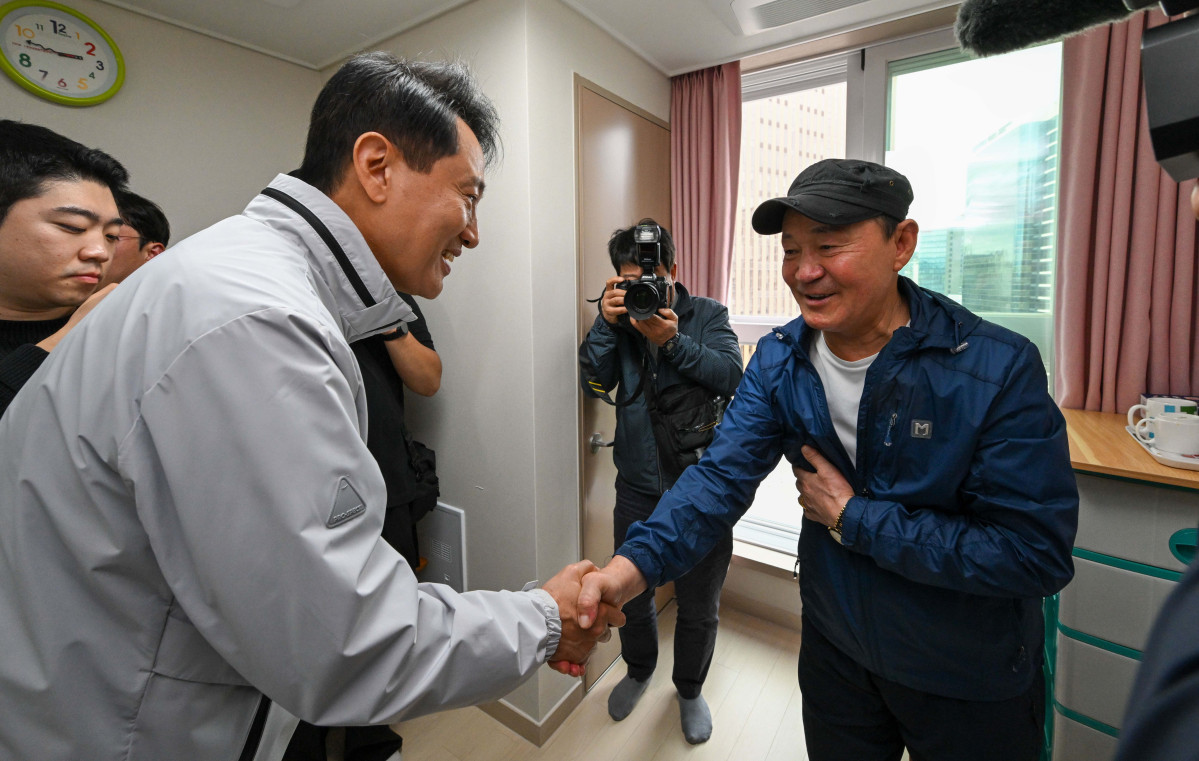 ▲오세훈 서울시장이 14일 서울 중구 해든센터에서 열린 ‘공공임대주택 해든집’ 입주 축하행사에서 입주민 김옥채(64)씨 자택을 방문하고 있다. ‘해든집’은 ‘해가 드는 집, 희망이 스며드는 집’이라는 뜻으로 ‘남대문 쪽방촌(양동구역 제11·12지구)’ 주민들을 위해 새롭게 지어진 보금자리다. 해든집은 지난달 초부터 입주를 시작해 현재까지 142세대가 둥지를 틀었다. 신태현 기자 holjjak@