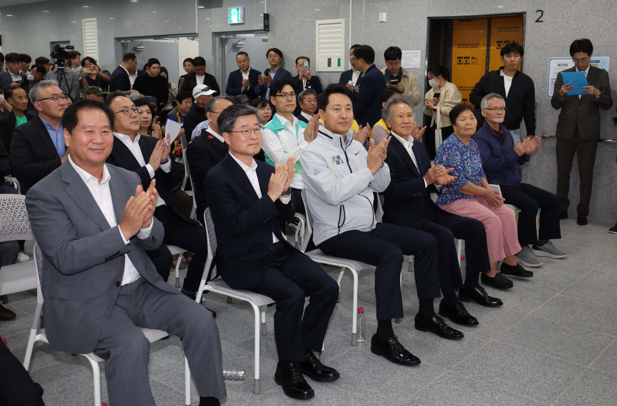 ▲오세훈 서울시장이 14일 서울 중구 해든센터에서 열린 ‘공공임대주택 해든집’ 입주 축하행사에서 박수를 치고 있다. ‘해든집’은 ‘해가 드는 집, 희망이 스며드는 집’이라는 뜻으로 ‘남대문 쪽방촌(양동구역 제11·12지구)’ 주민들을 위해 새롭게 지어진 보금자리다. 해든집은 지난달 초부터 입주를 시작해 현재까지 142세대가 둥지를 틀었다. 신태현 기자 holjjak@