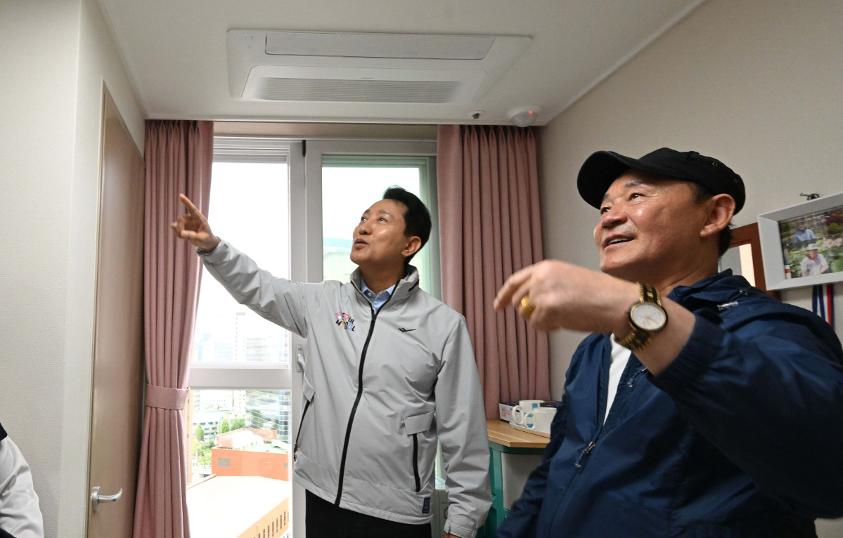 ▲오세훈 서울시장이 14일 서울 중구 해든센터에서 열린 ‘공공임대주택 해든집’ 입주 축하행사에서 입주민 김옥채(64)씨 자택을 방문하고 있다. ‘해든집’은 ‘해가 드는 집, 희망이 스며드는 집’이라는 뜻으로 ‘남대문 쪽방촌(양동구역 제11·12지구)’ 주민들을 위해 새롭게 지어진 보금자리다. 해든집은 지난달 초부터 입주를 시작해 현재까지 142세대가 둥지를 틀었다. 신태현 기자 holjjak@
